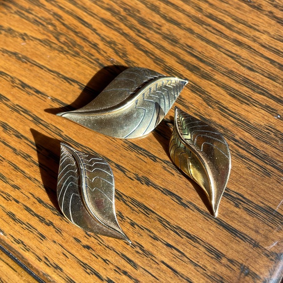 Vintage Gold Tone Leaf Earrings + Brooch - Picture 2 of 4